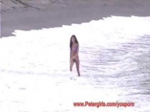 Bebé bikini hawaiano en la playa masturbándose