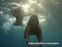 Julia y Masha están nadando desnudas en el mar