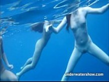 3 chicas stripping en el mar