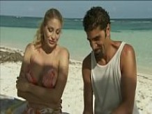 La estrella porno italiana Vittoria Risi jodida por dos marineros en la playa