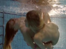 Dos lesbianas calientes nadando en la piscina