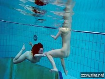 Chicas rusas calientes nadando en la piscina