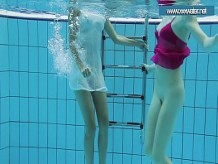 Adolescentes bien vestidos en la piscina