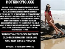 Hotkinkyjo en la playa toma un enorme consolador de mrhankey en su agujero anal, bulto en el vientre y prolapso