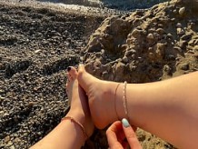 La señora Lara juega con los pies y los dedos de los pies en la playa