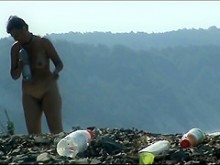 Mujer madura con un gran culo en una playa nudista