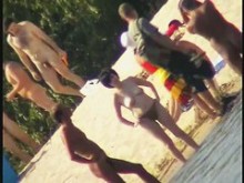 Sexy gente desnuda en un video voyeur de playa
