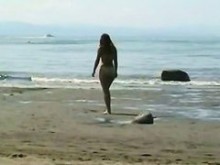 una rubia desnuda y una belleza de cabello dorado en una película porno de playa