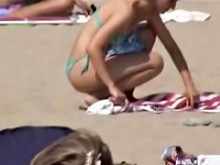 Candid beach babe está jugando voleibol en bikini 04w