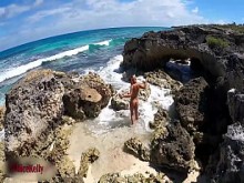 ¡DIOS MÍO! ¡MÍRALO! ¡Turista hizo un video de una chica masturbándose cerca del mar!