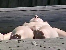 Pelirroja en la playa nudista