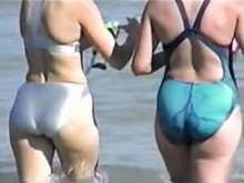Dos mujeres maduras son con traseros sinceros en bikinis en cam 04p