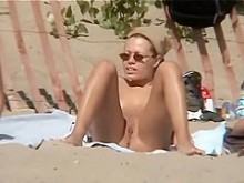 Montón de nudistas en una playa