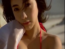 Chica japonesa con un traje de baño super lindo