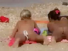dos chicas en la playa