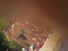 Linda morena con tanga negra en el video de la playa