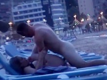 Pillados follando en una playa española