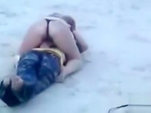 Chica alemana pajea a su nuevo amigo en la playa
