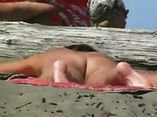 Un voyeur pilla a un marido azotando a su esposa desnuda en la playa