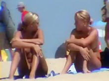 Lindas chicas rubias en la playa - cámara oculta