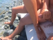 SEXO AL AIRE LIBRE playa publica pajeandome a un desconocido eyacula en mis pies INCREIBLE orinándome