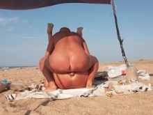 Extraño en playa nudista masturbándose conmigo
