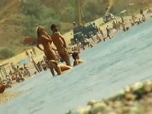 Gente sexy desnuda en un video voyeur espía en la playa