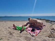 Me vio masturbarme en una playa pública a escondidas y luego me folló