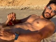 Playa nudista pública masturbándose