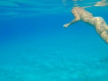 PEE bajo el agua y nado DESNUDO en una playa nudista