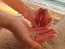 Hotwife nudista me hace una paja rápida en la playa (semen prematuro)