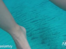 REAL Sexo en público al aire libre, mostrando el coño y creampie bajo el agua