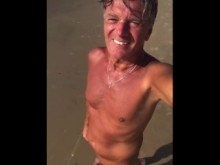 Exhibicionista camina desnuda en playa pública