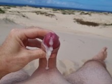 Masturbación en la playa pública. Fuente masiva de semen. POV EN CÁMARA LENTA