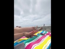¡Experimento de playa nudista! ¡Desnudo con extraños mirando!